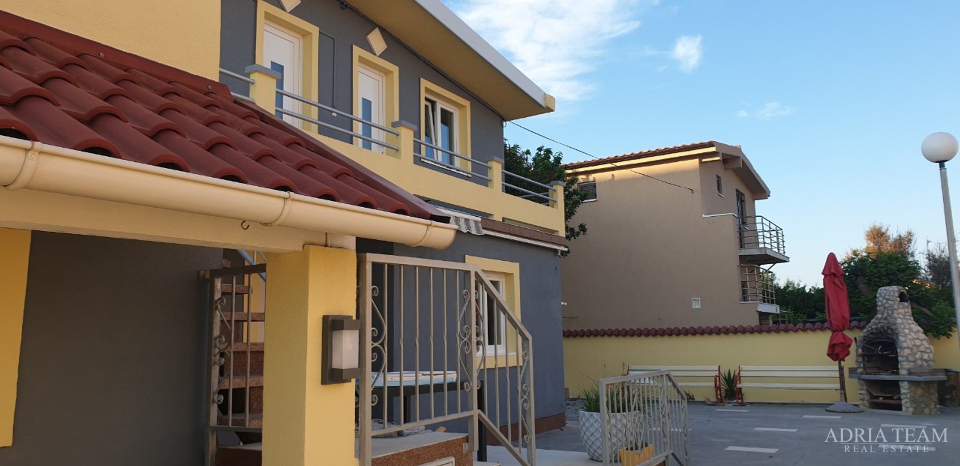 APARTMENT HOUSE IN THE FIRST ROW BY THE SEA