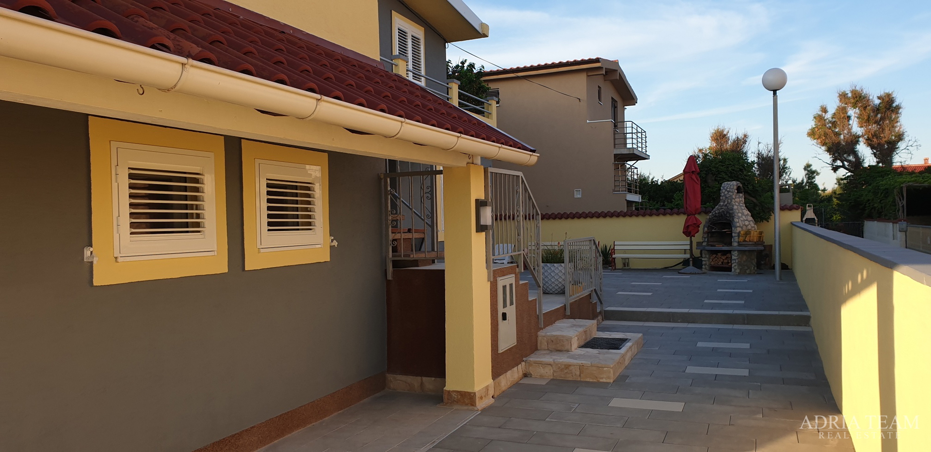 APARTMENT HOUSE IN THE FIRST ROW BY THE SEA