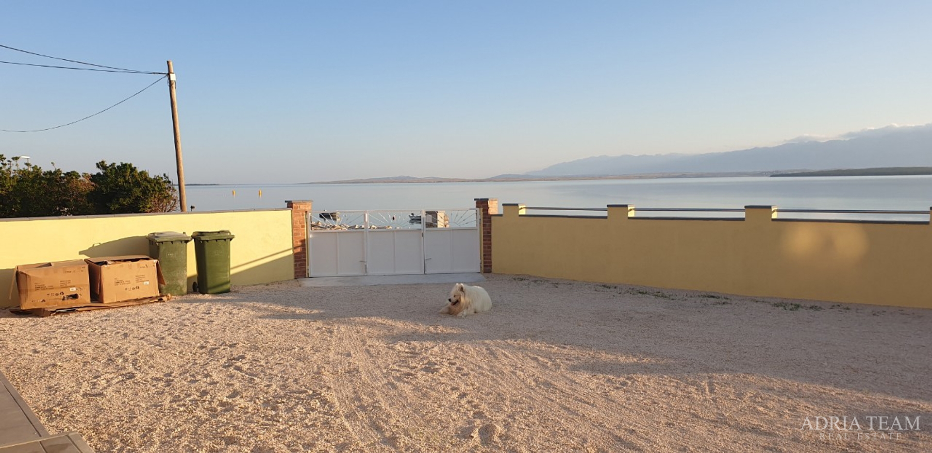 APARTMENT HOUSE IN THE FIRST ROW BY THE SEA