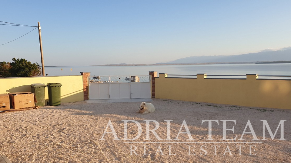 APARTMENT HOUSE IN THE 1ST ROW TO THE SEA