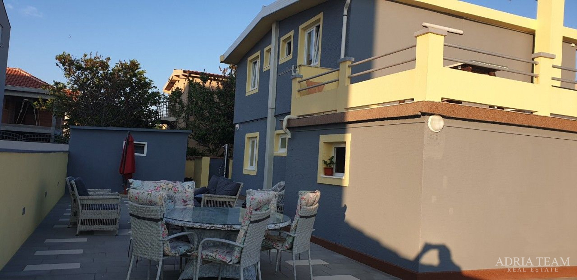 APARTMENT HOUSE IN THE FIRST ROW BY THE SEA