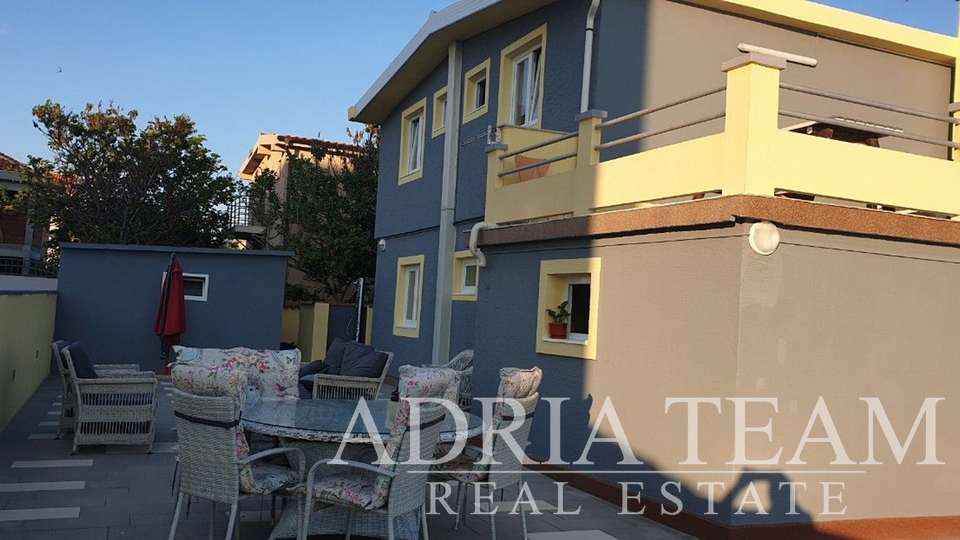 APARTMENT HOUSE IN THE 1ST ROW TO THE SEA