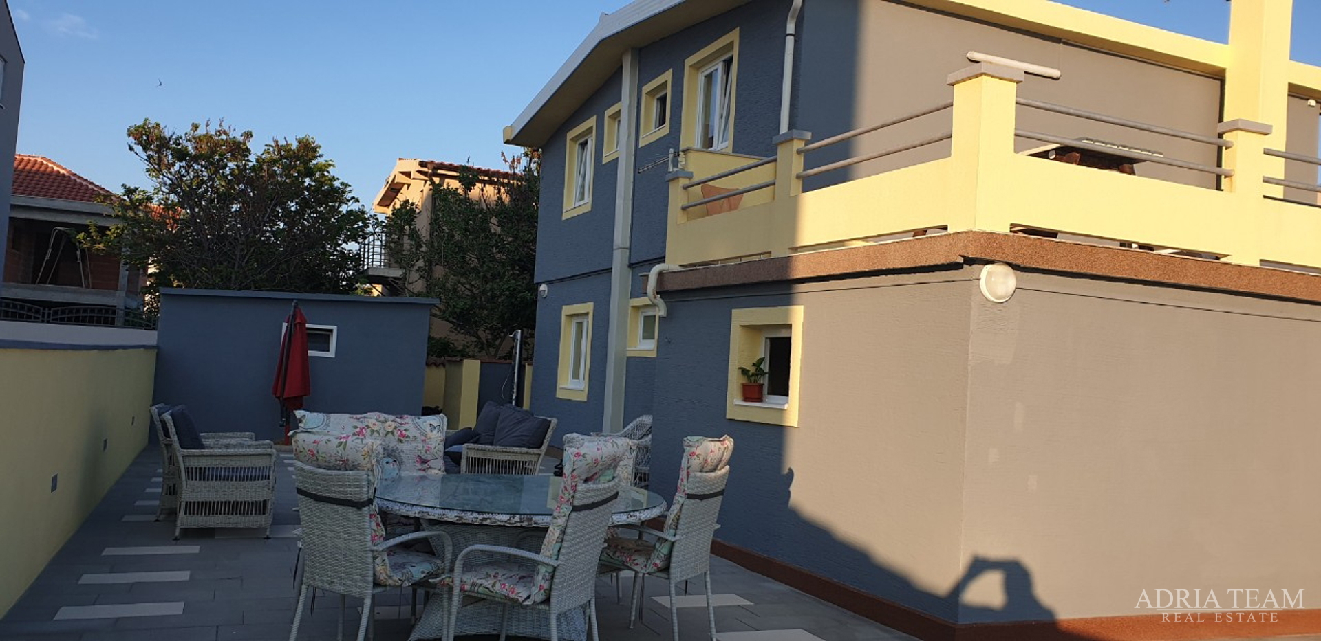 APARTMENT HOUSE IN THE FIRST ROW BY THE SEA