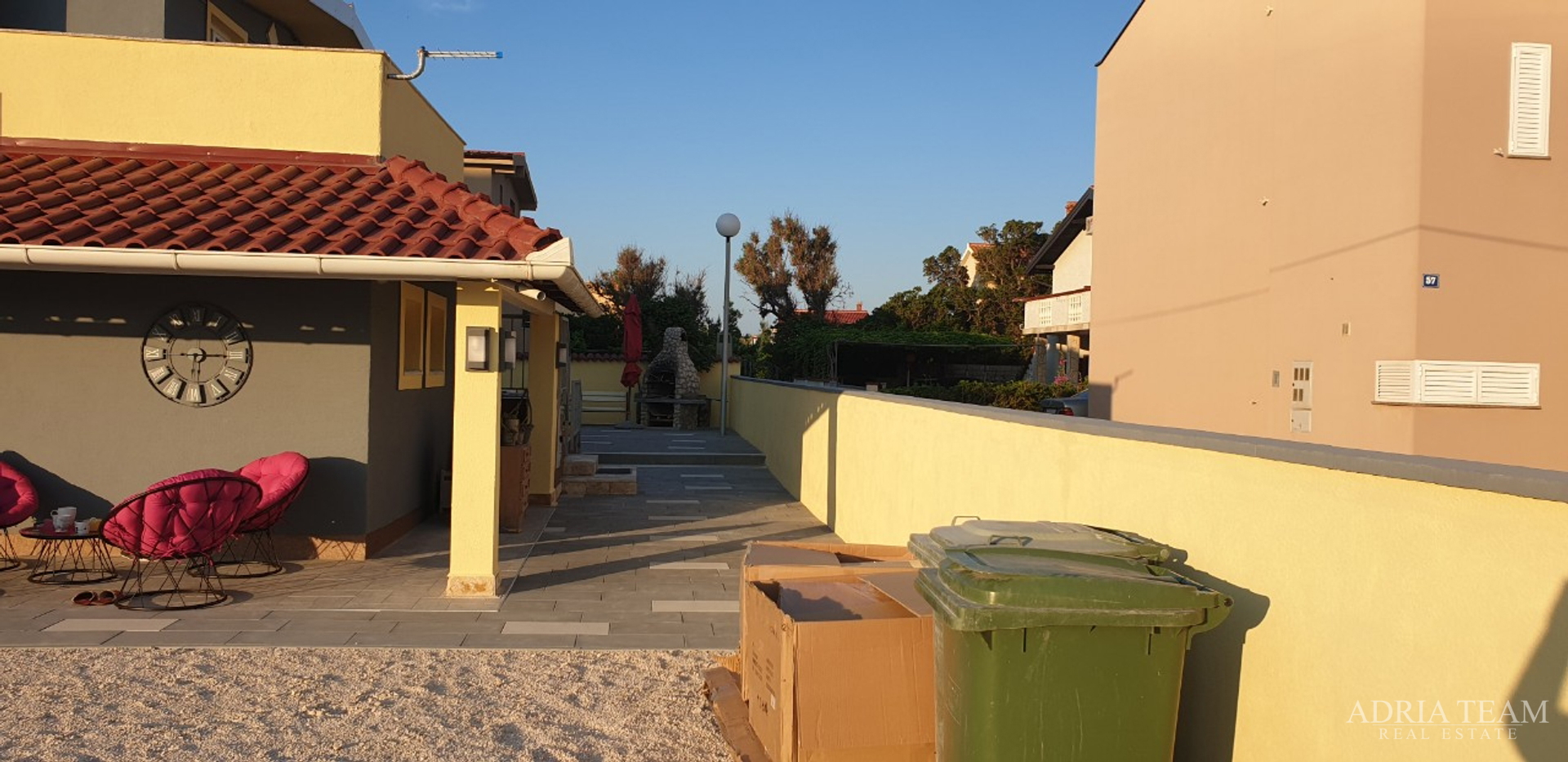 APARTMENT HOUSE IN THE FIRST ROW BY THE SEA