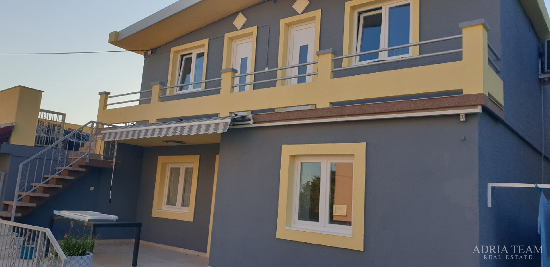 APARTMENT HOUSE IN THE FIRST ROW BY THE SEA