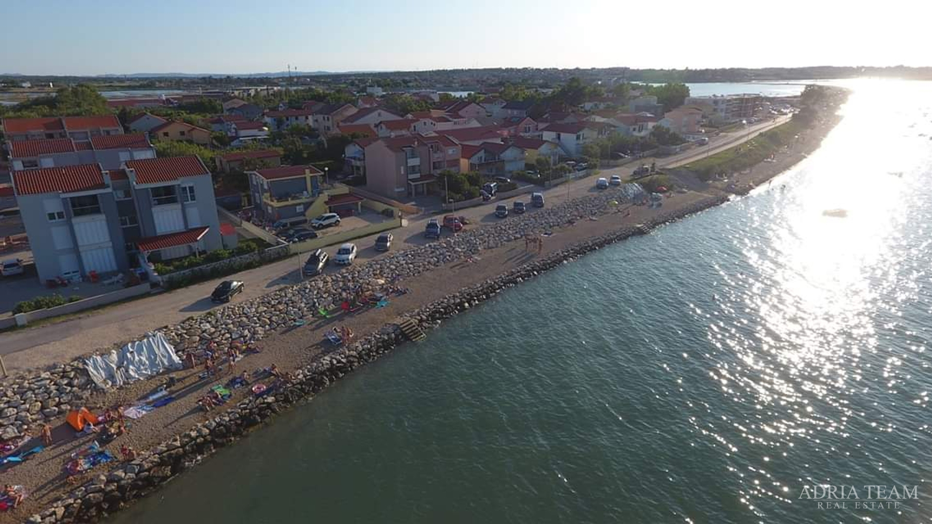 APARTMENT HOUSE IN THE FIRST ROW BY THE SEA