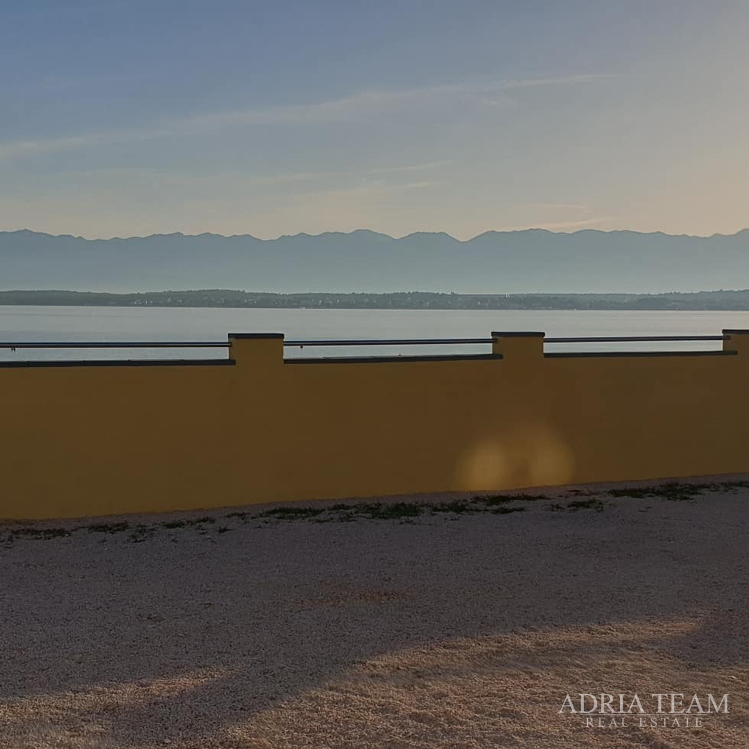 APARTMENT HOUSE IN THE FIRST ROW BY THE SEA