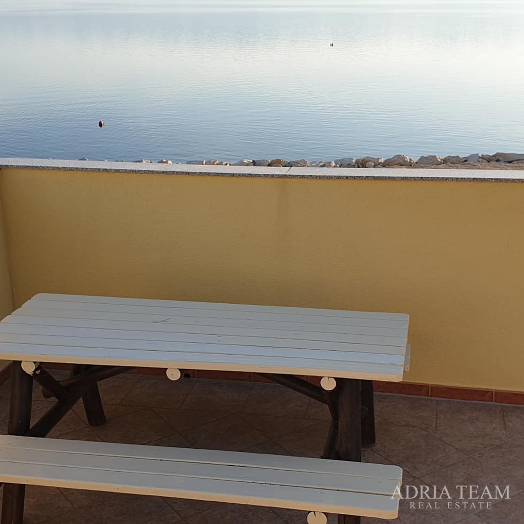 APARTMENT HOUSE IN THE FIRST ROW BY THE SEA