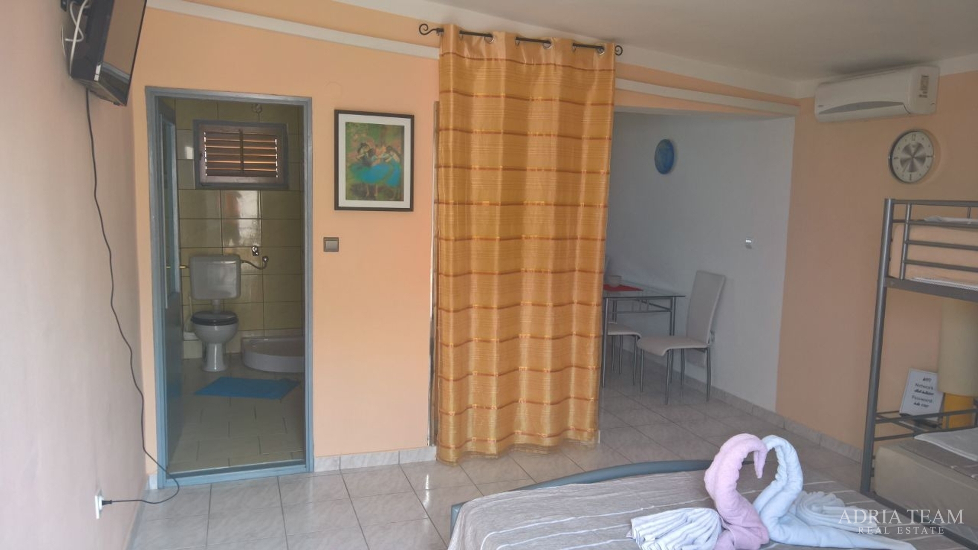 APARTMENT HOUSE IN THE FIRST ROW BY THE SEA