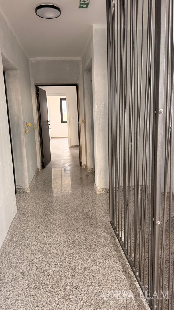 Atraktivna novogradnja – stanovi s terasama i parkiranjem - Povljana