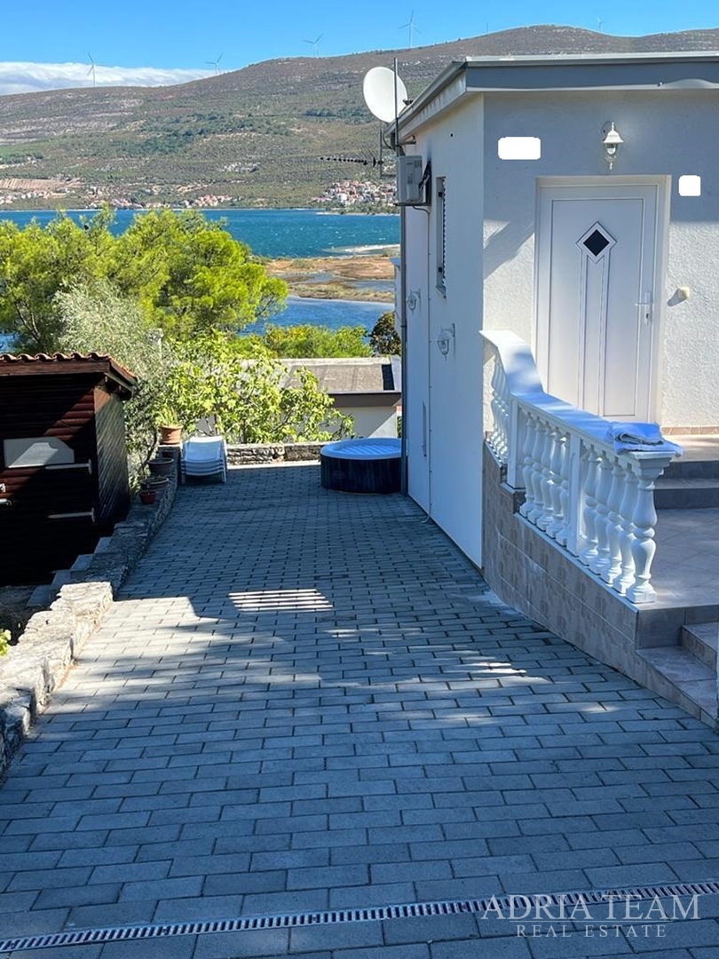 KUĆA S TRI STAMBENE JEDINICE, POGLED NA MORE I VELEBIT - DONJI KARIN