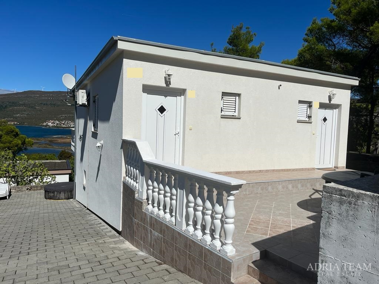 KUĆA S TRI STAMBENE JEDINICE, POGLED NA MORE I VELEBIT - DONJI KARIN