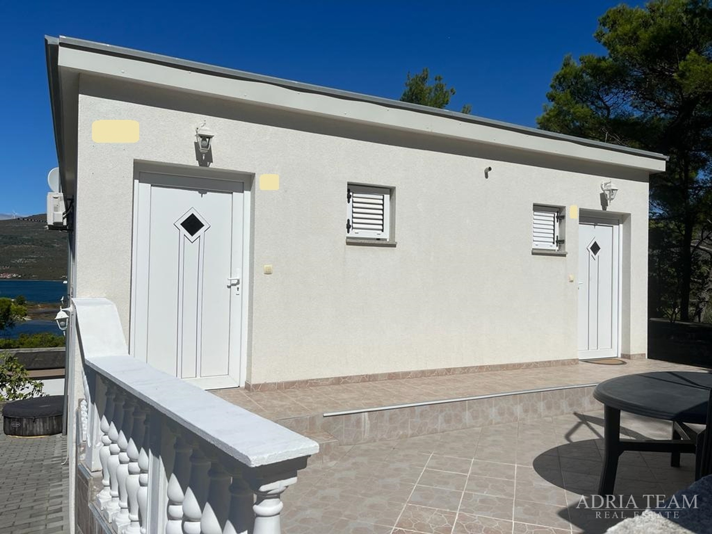 KUĆA S TRI STAMBENE JEDINICE, POGLED NA MORE I VELEBIT - DONJI KARIN