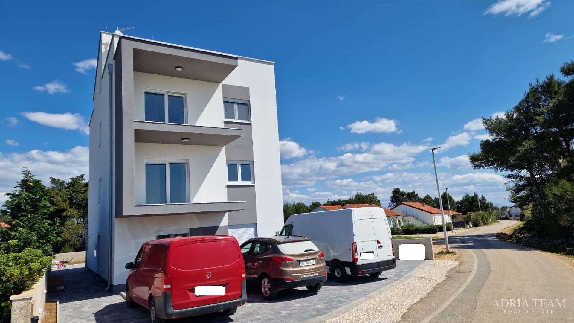 STAMBENA ZGRADA S TRI STAMBENE JEDINICE I KROVNOM TERASOM - VIR