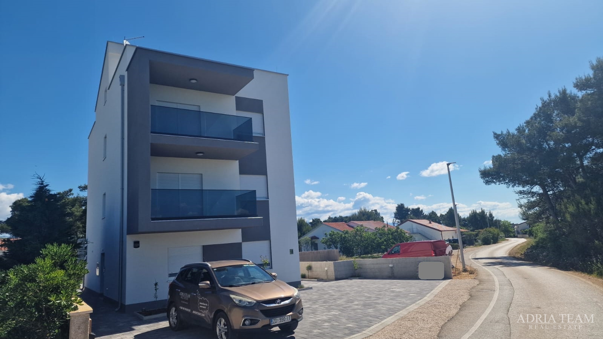 STAMBENA ZGRADA S TRI STAMBENE JEDINICE I KROVNOM TERASOM - VIR