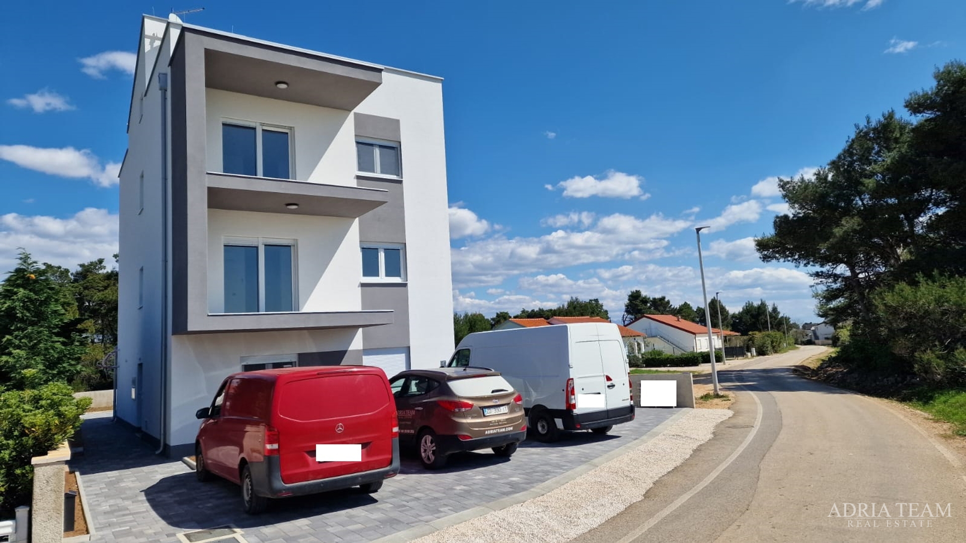 STAMBENA ZGRADA S TRI STAMBENE JEDINICE I KROVNOM TERASOM - VIR