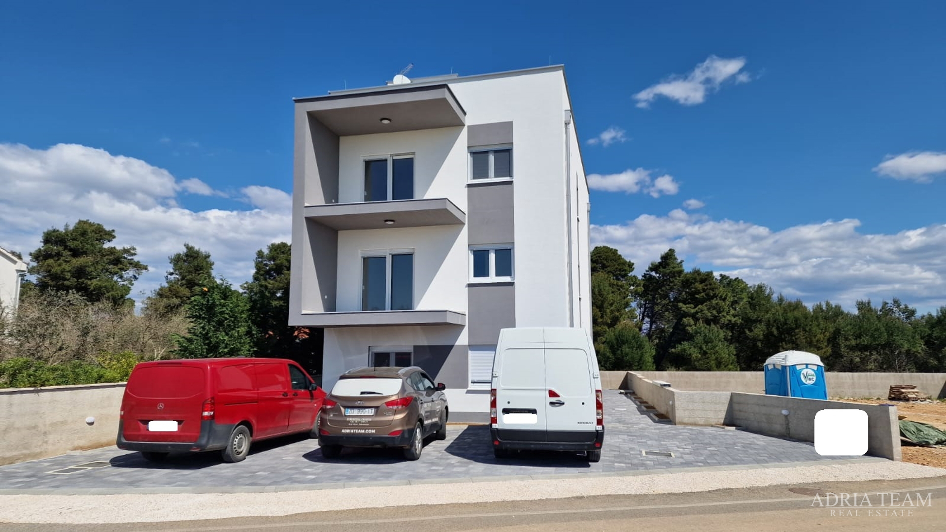 STAMBENA ZGRADA S TRI STAMBENE JEDINICE I KROVNOM TERASOM - VIR