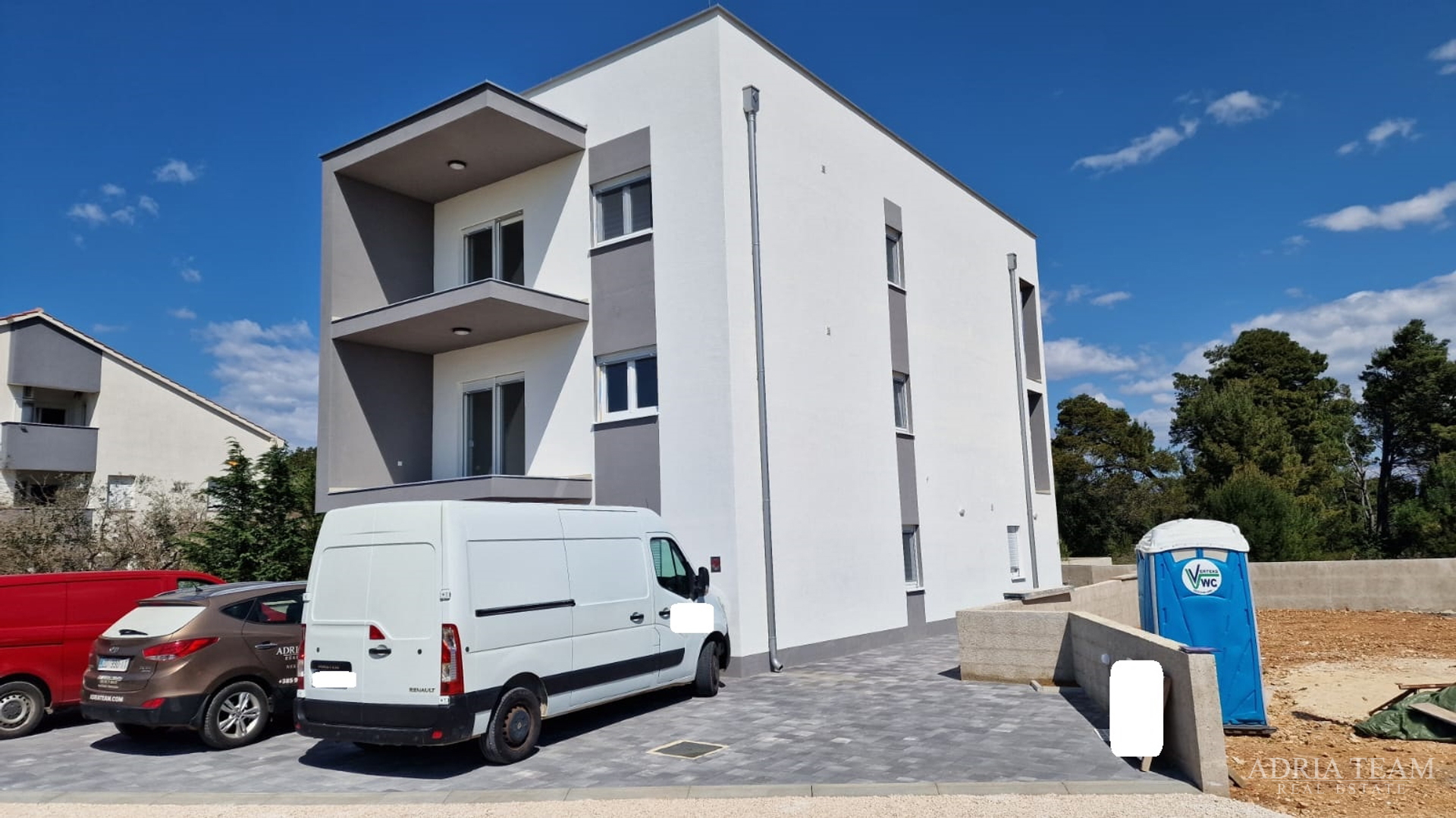 STAMBENA ZGRADA S TRI STAMBENE JEDINICE I KROVNOM TERASOM - VIR