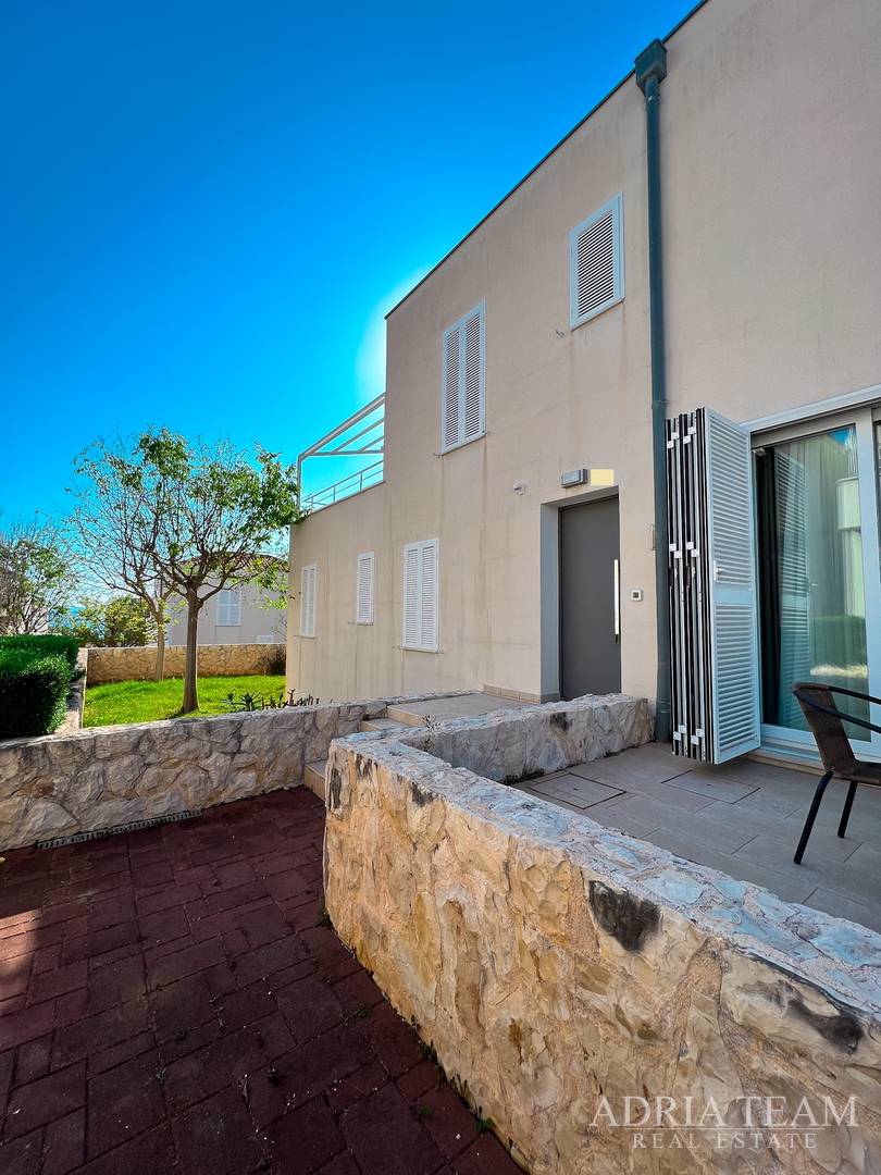 APARTMAN S DVIJE TERASE, DRUGI RED DO MORA - PETRČANE