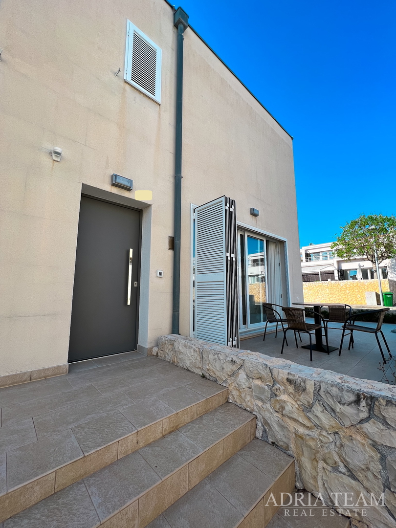 APARTMAN S DVIJE TERASE, DRUGI RED DO MORA - PETRČANE