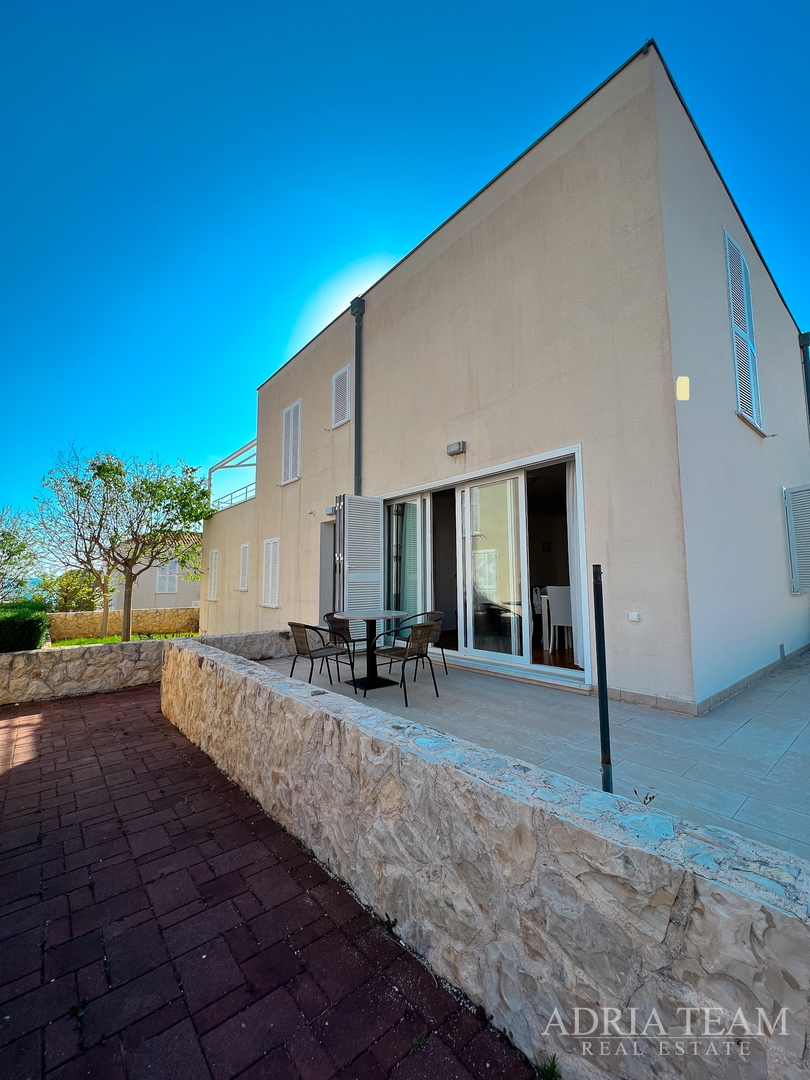 APARTMAN S DVIJE TERASE, DRUGI RED DO MORA - PETRČANE