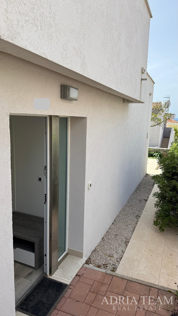 SPACIOUS RENOVATED GROUND FLOOR APARTMENT WITH TWO GARDENS AND A TERRACE - PETRČANE