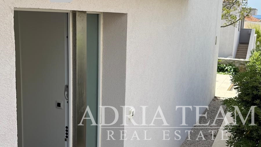 PROSTORNÝ PŘÍZEMNÍ REKONSTRUOVANÝ APARTMÁN S DVĚMA ZAHRADAMI A TERASOU - PETRČANE