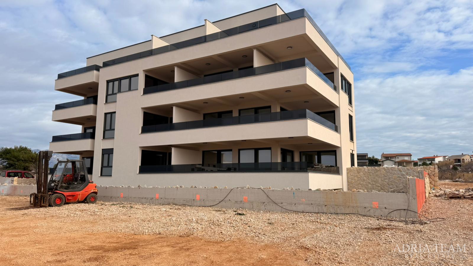 Atraktivna novogradnja – stanovi s terasama i parkiranjem - Povljana