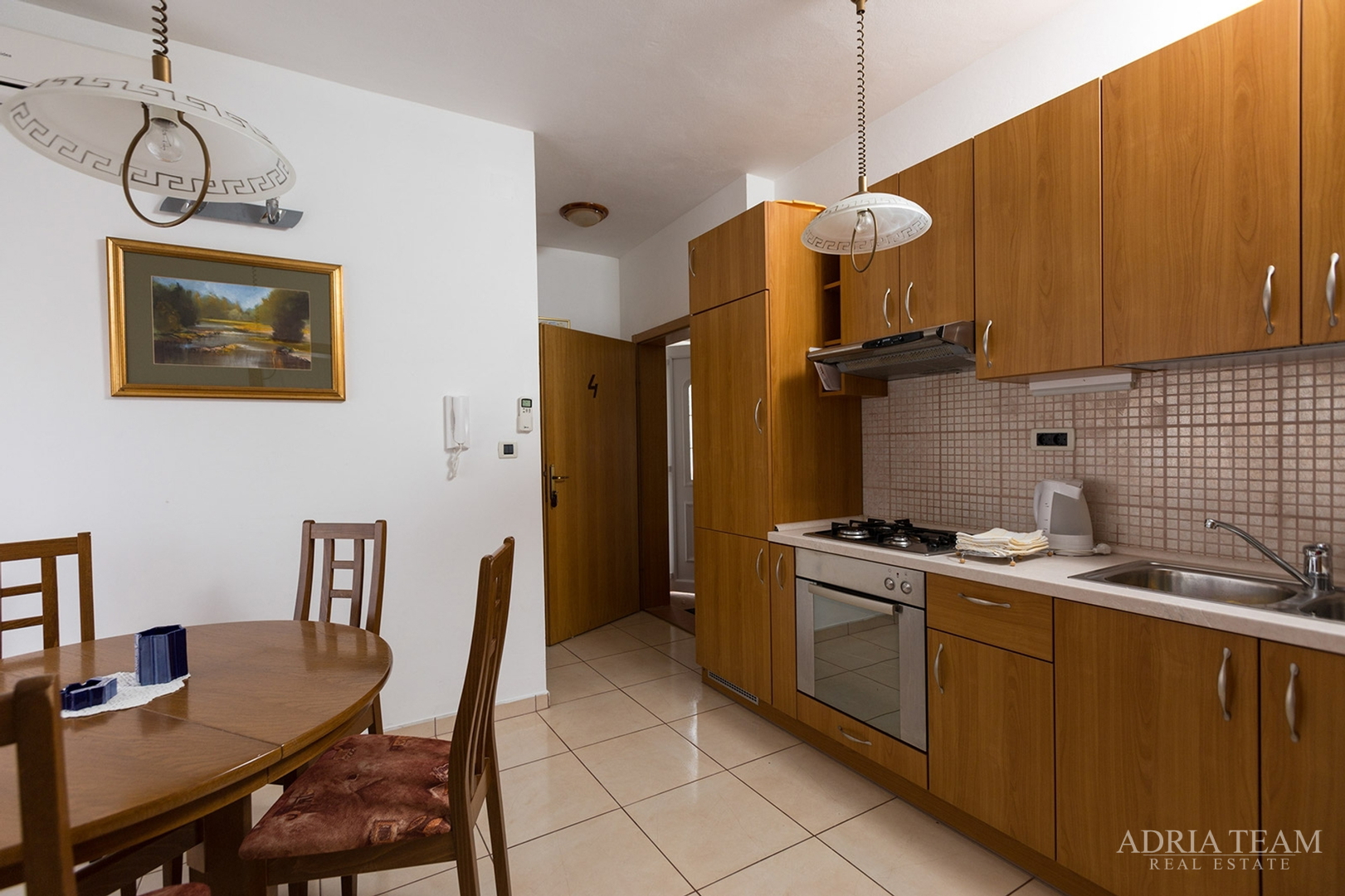 APARTMANSKA KUĆA S BAZENOM