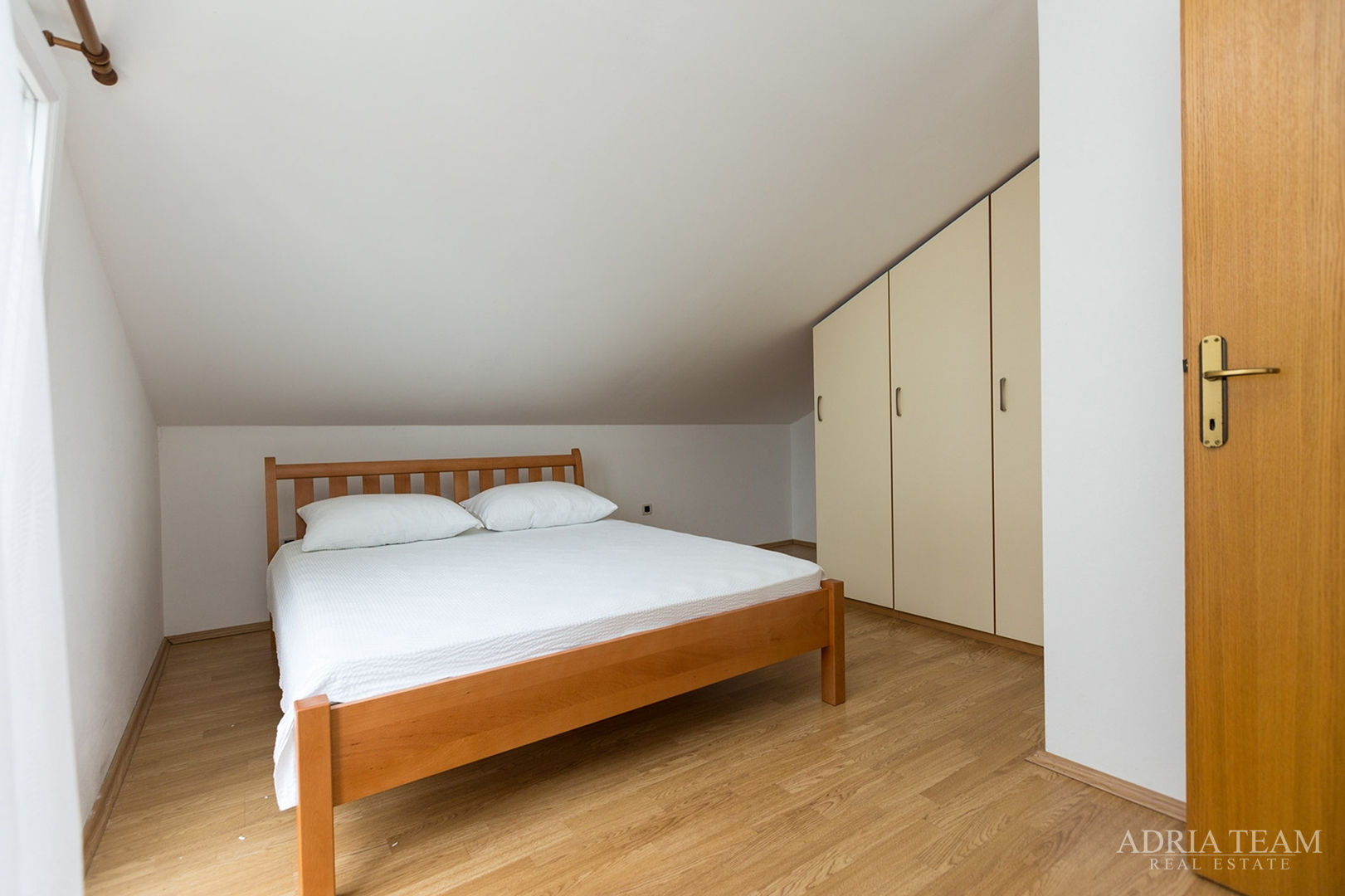 APARTMANSKA KUĆA S BAZENOM