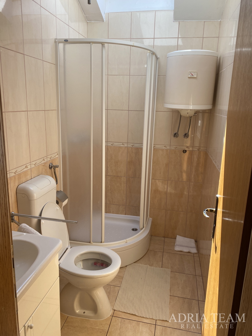 APARTMANSKA KUĆA S BAZENOM