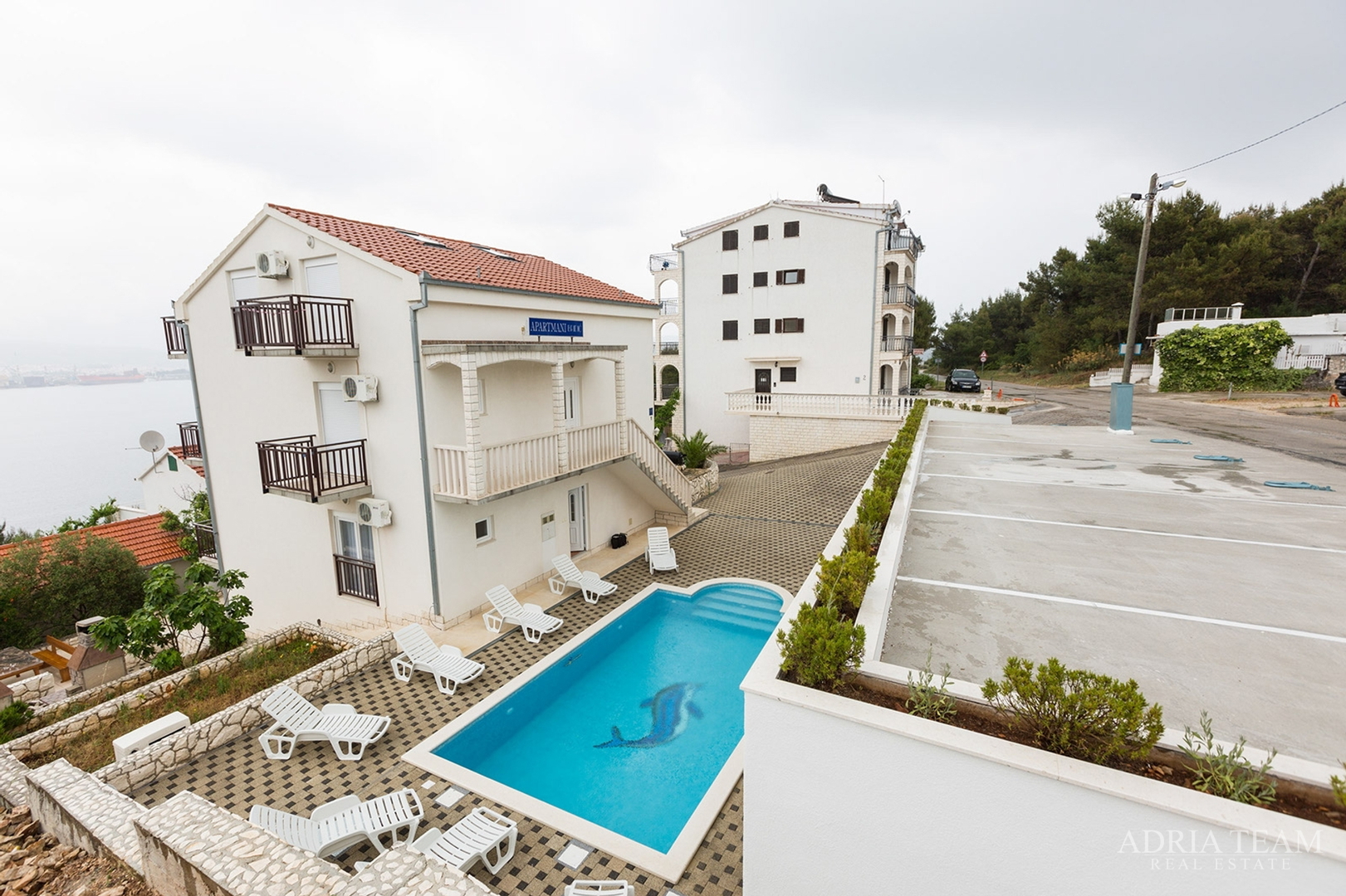APARTMANSKA KUĆA S BAZENOM