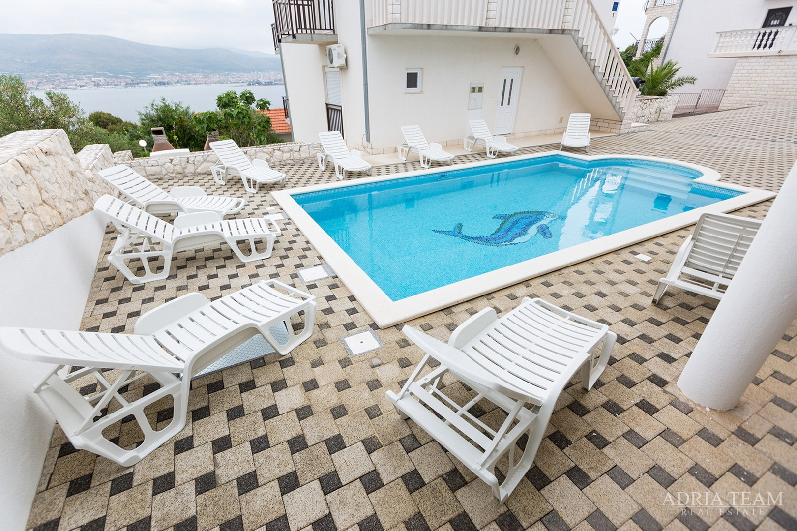 APARTMANSKA KUĆA S BAZENOM