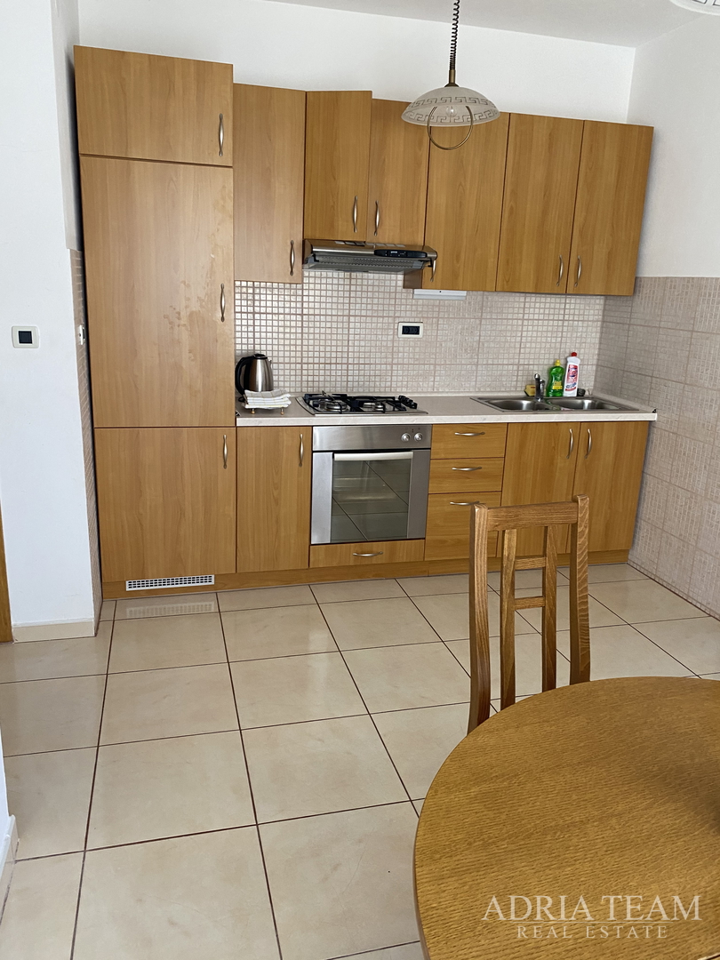 APARTMANSKA KUĆA S BAZENOM