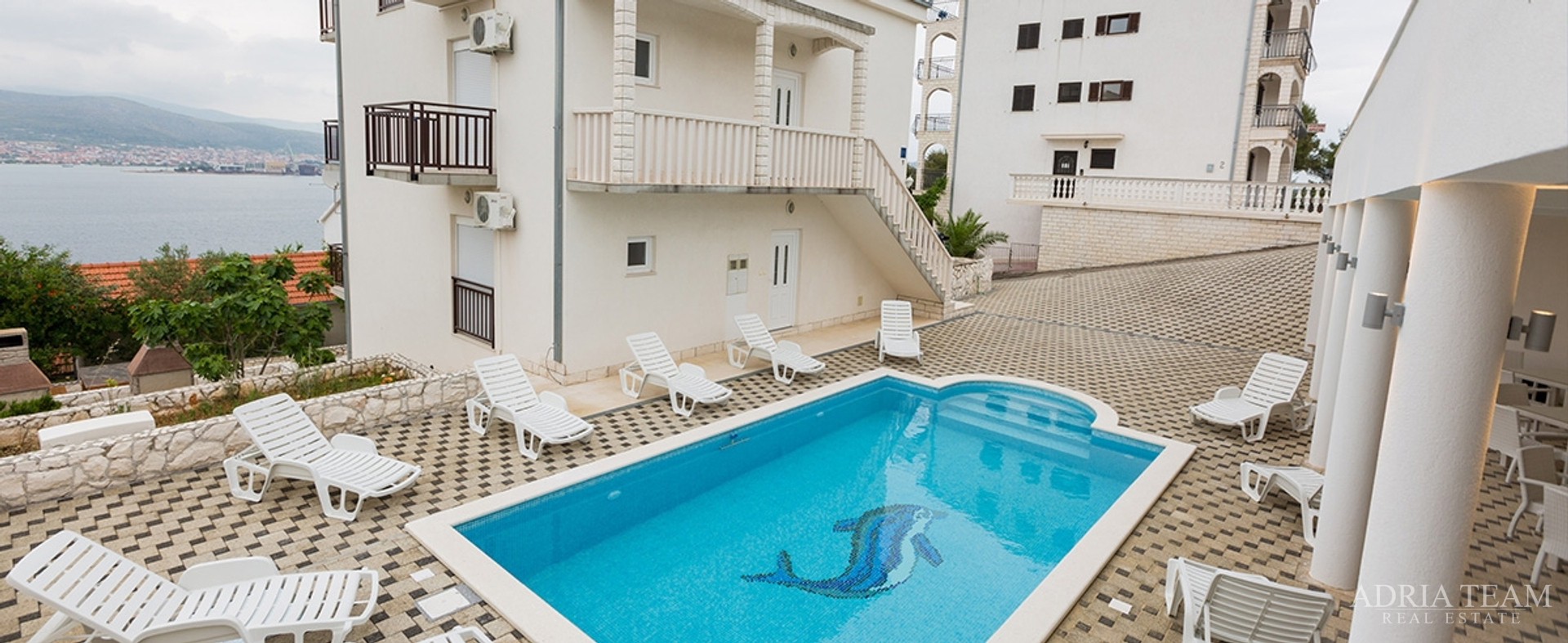 APARTMANSKA KUĆA S BAZENOM