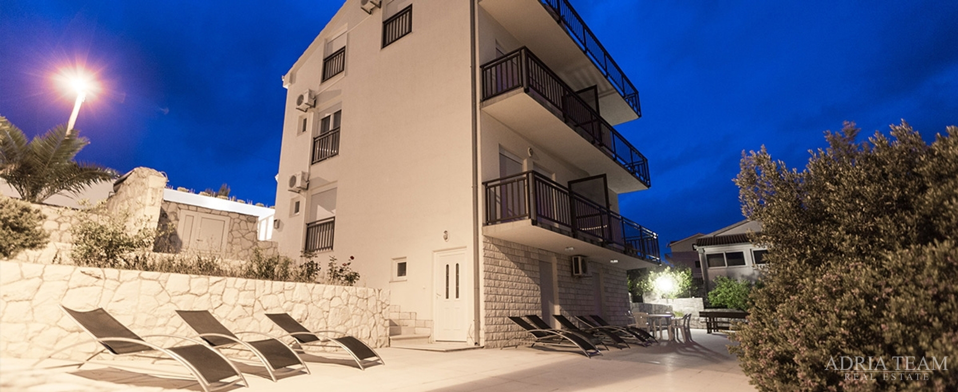 APARTMANSKA KUĆA S BAZENOM