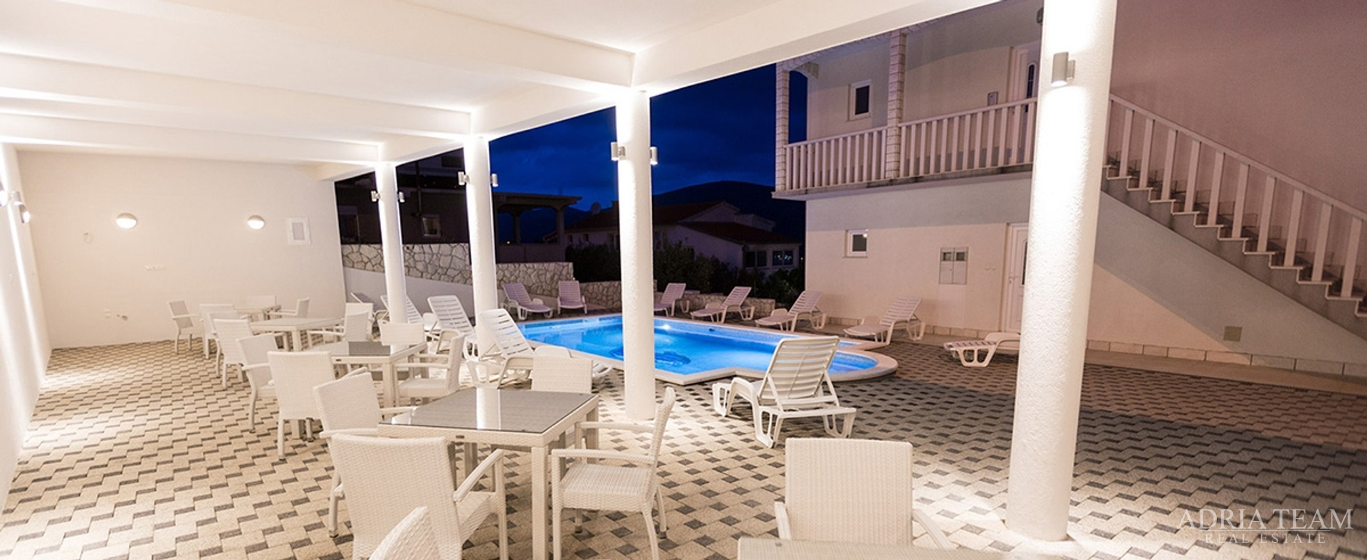 APARTMANSKA KUĆA S BAZENOM