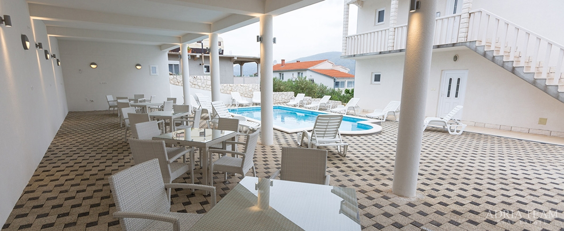 APARTMANSKA KUĆA S BAZENOM