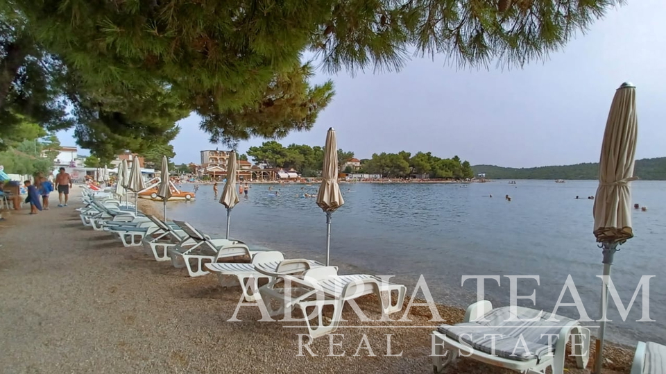 KUĆA S KROVNOM TERASOM, BAZENOM I JACUZZIJEM - PIROVAC