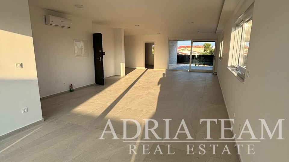 APARTMAN U BLIZINI PLAŽE, NOVOGRADNJA, 150 m OD MORA - PRIVLAKA