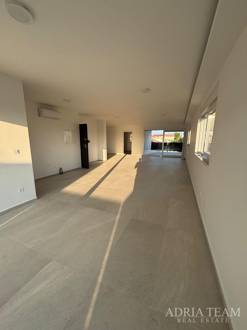 PENTHOUSE U BLIZINI PLAŽE, ZGRADA 2. NOVOGRADNJA, 150 m OD MORA - PRIVLAKA