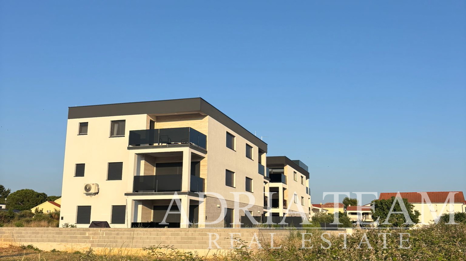 APARTMAN U BLIZINI PLAŽE, NOVOGRADNJA, 150 m OD MORA - PRIVLAKA