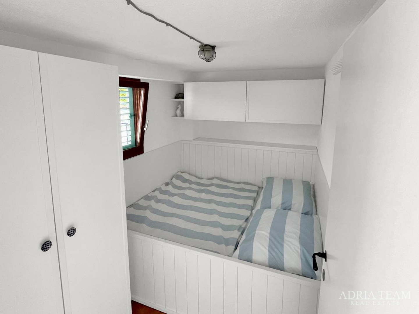 RENOVATED APARTMENT HOUSE WITH POSSIBILITY OF BUSINESS USE, FIRST LINE TO THE SEA - MEKA DRAGA