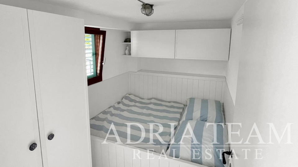 PREUREĐENA APARTMANSKA KUĆA S MOGUĆNOŠĆU POSLOVNE NAMJENE, PRVI RED DO MORA - MEKA DRAGA