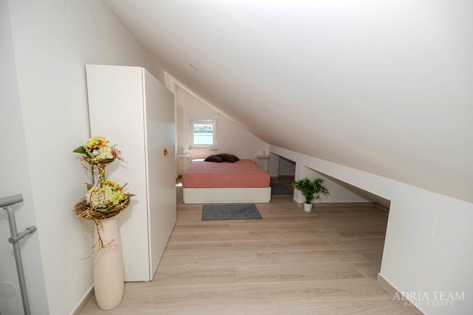 ZWEIETAGIGE WOHNUNG IN ERSTER MEERESLINIE, STRAND DIREKT VOR DEM GEBÄUDE - POVLJANA, PAG