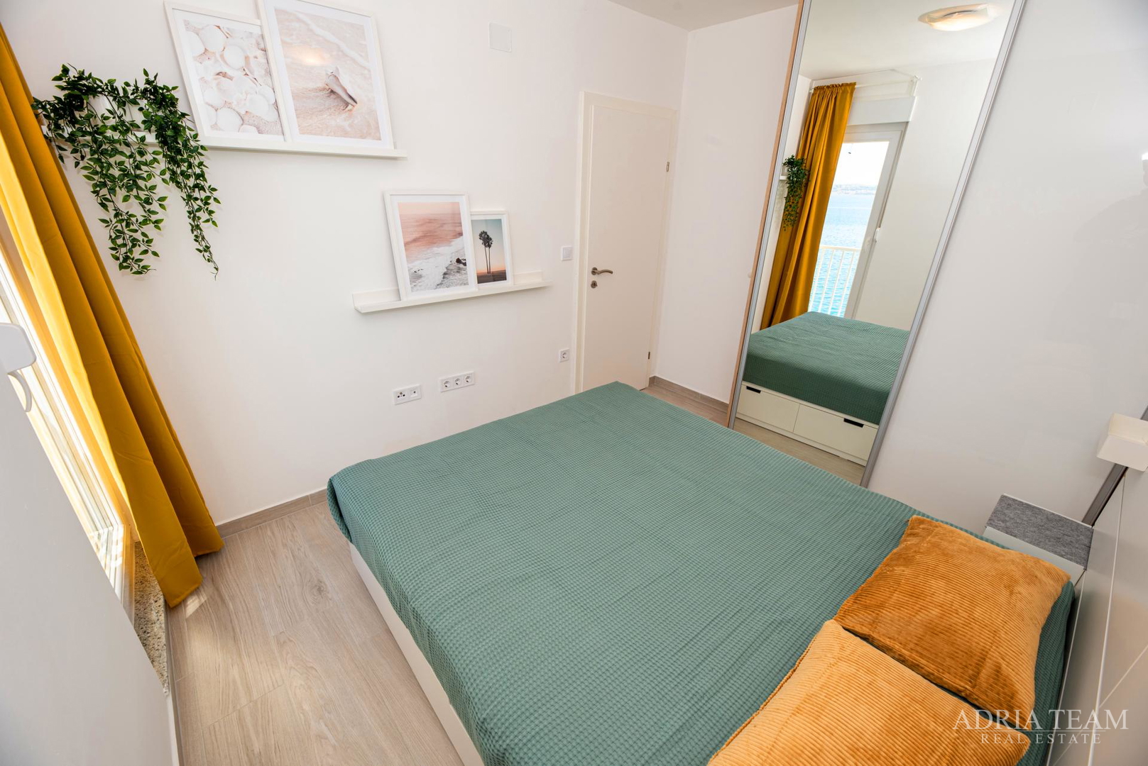 ZWEIETAGIGE WOHNUNG IN ERSTER MEERESLINIE, STRAND DIREKT VOR DEM GEBÄUDE - POVLJANA, PAG
