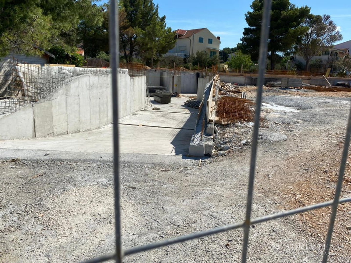 LUKSUZNI APARTMANI NA SAMOJ PLAŽI