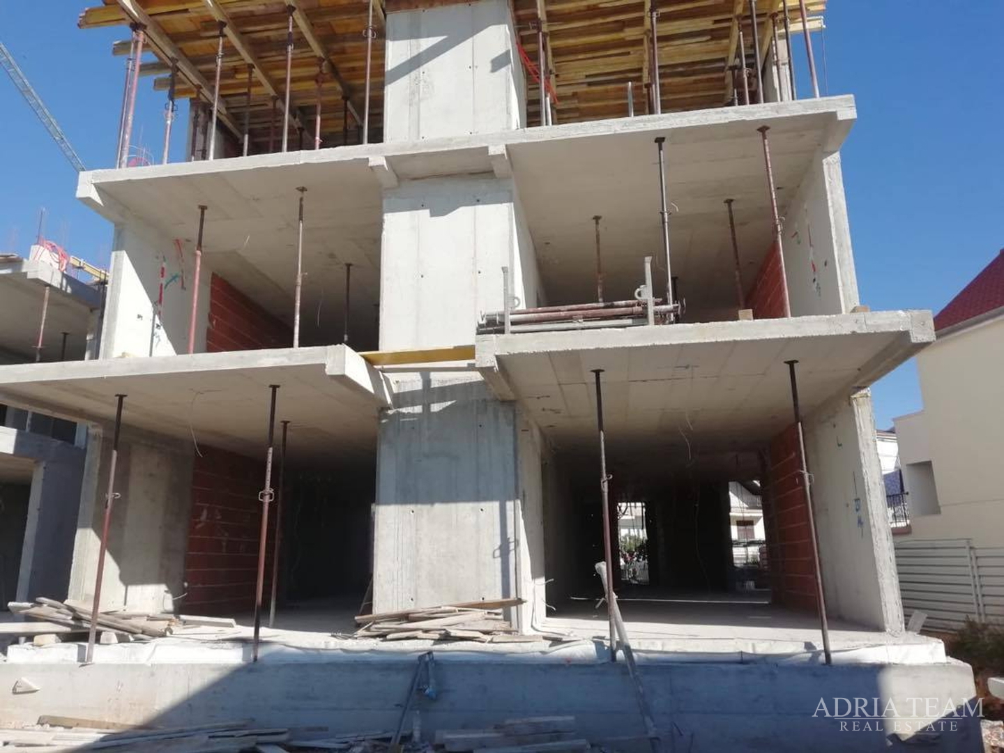 LUKSUZNI APARTMANI NA SAMOJ PLAŽI