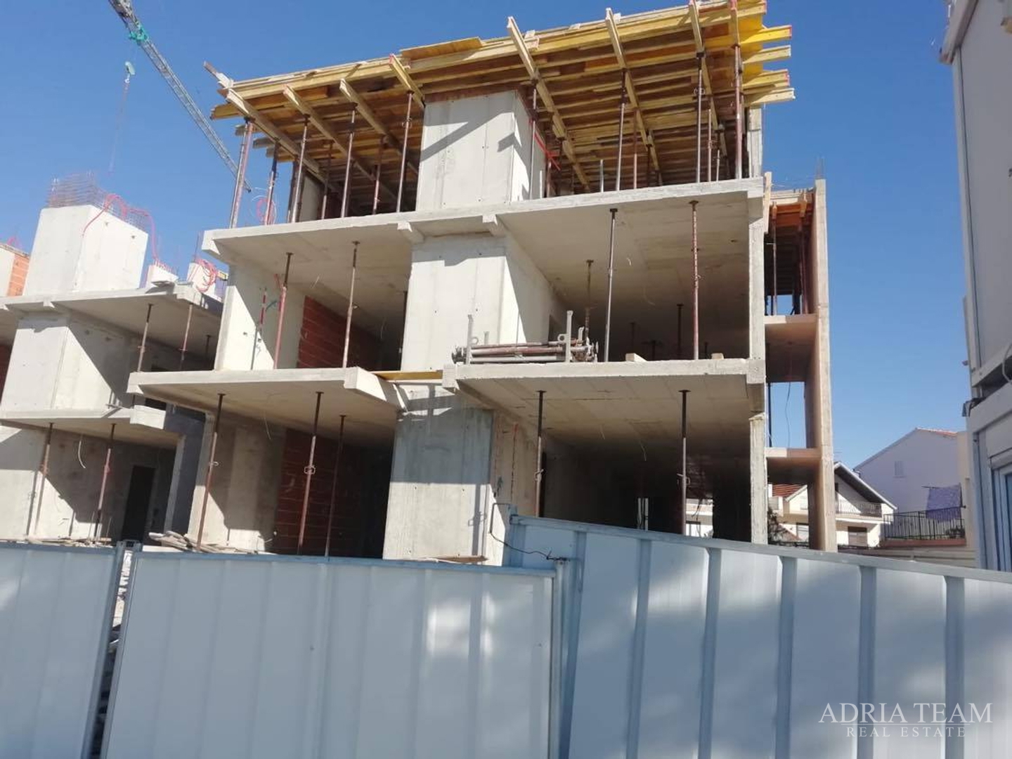 LUKSUZNI APARTMANI NA SAMOJ PLAŽI