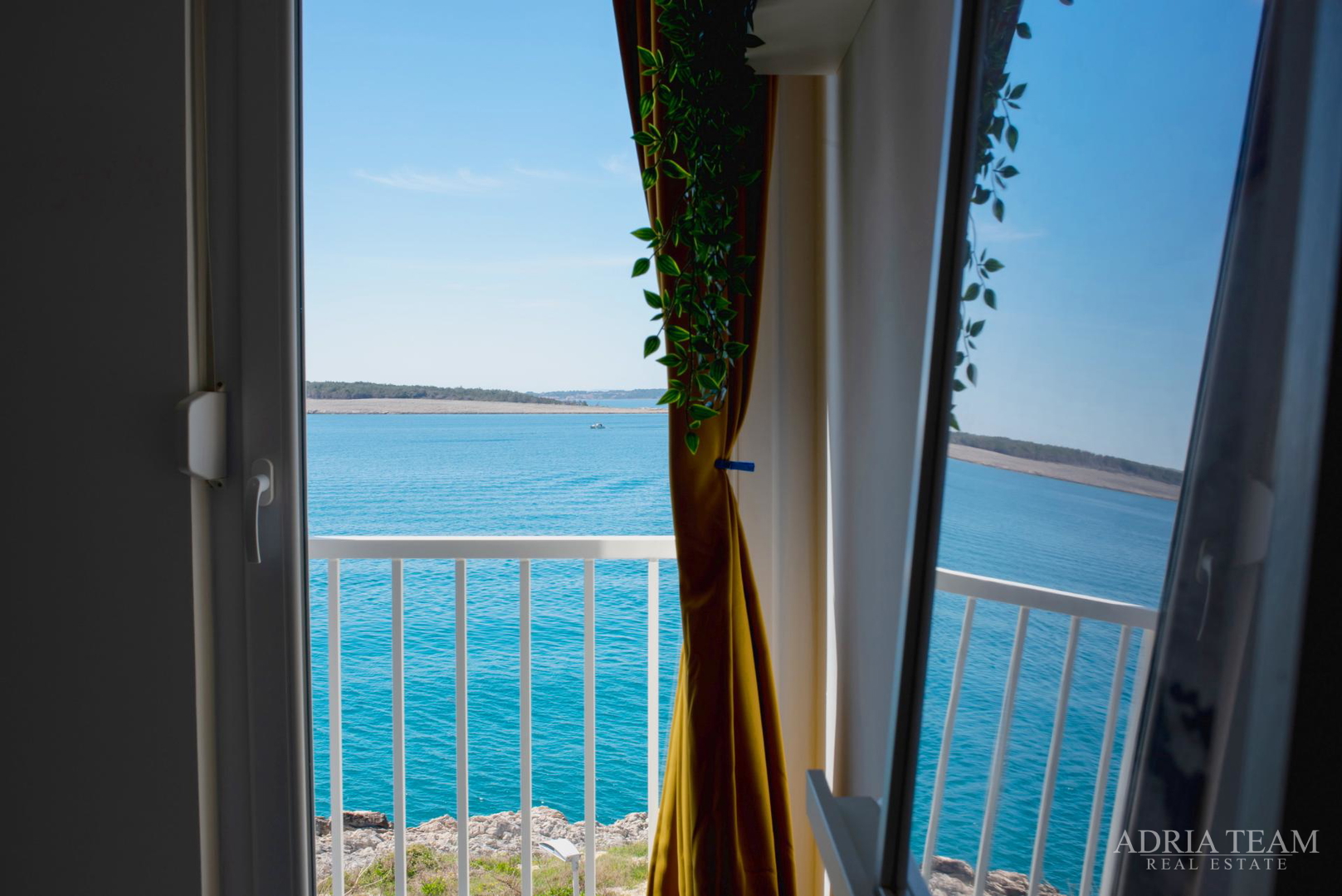 ZWEIETAGIGE WOHNUNG IN ERSTER MEERESLINIE, STRAND DIREKT VOR DEM GEBÄUDE - POVLJANA, PAG